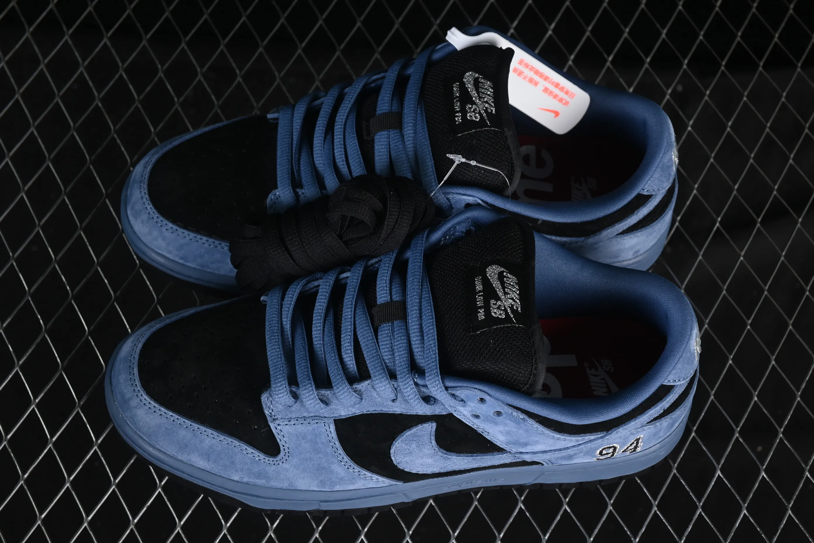 All Categories Nk SB Dunk Series Nk SB Dunk Low Low-top sneakers Supreme x Nike Dunk SB Dunk Low joint black and blue low-top casual skateboard shoes HQ8487-400